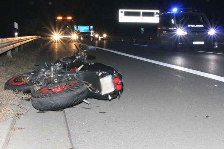 Das Motorrad liegt auf dem Seitenstreifen der Autobahn.