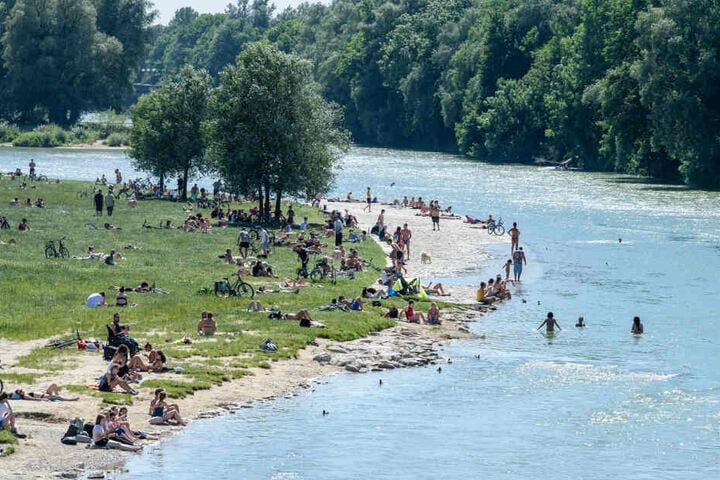 Außerhalb des FKK-Bereichs reicht eine Badehose als Bekleidung, wie der Stadtrat nun beschlossen hat.