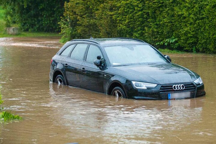 Ein Audi blieb mitten in den Fluten stehen.