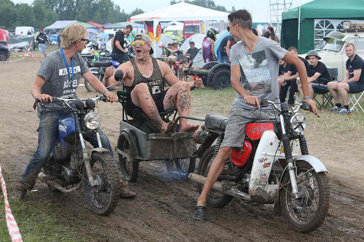 Beim Simson-Treffen kommt der Spaß nicht zu kurz, wie Fahrer Julian Metzker (16)
und sein Fahrgast Sid Schaller (18) im Anhänger zeigen.
