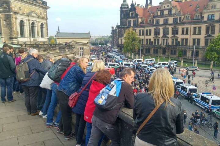 Vom Zwinger aus betrachten Passanten, was heute in Dresden passiert.