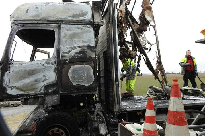 Der Fahrer des brennenden Lastwagens konnte sich glücklicherweise retten.