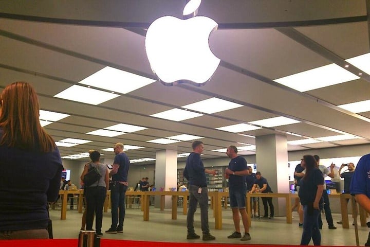 9 Uhr im Apple-Store: Viele Mitarbeiter, streng abgezählte Kunden.