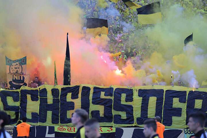 Der DFB prüft nun auch Konsequenzen für derartige Banner.