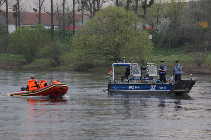 Einsatzkräfte der Feuerwehr und Polizei suchten nach dem versunkenen VW Golf.