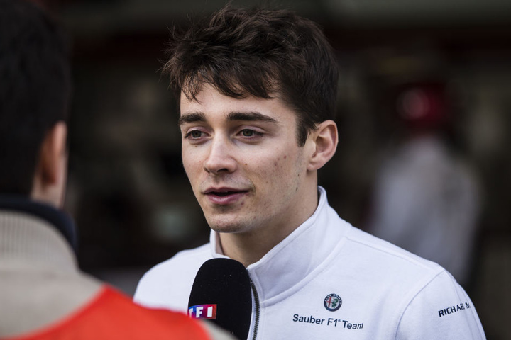 Charles Leclerc bei einem Interview-Termin.