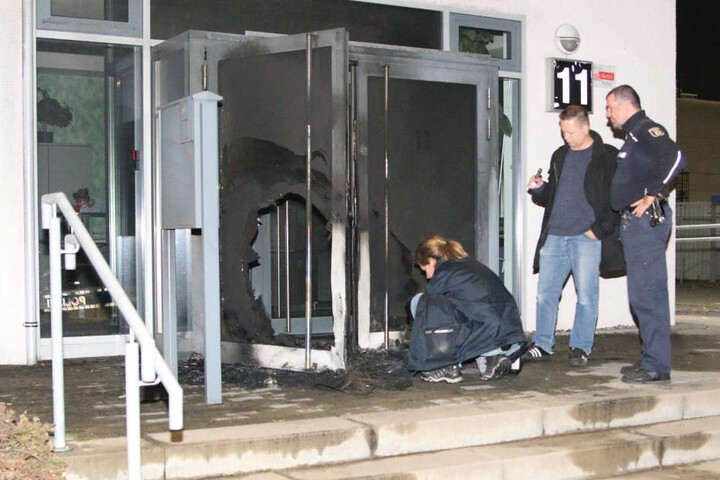 Ermittler der Polizei sichern Spuren am Tatort.
