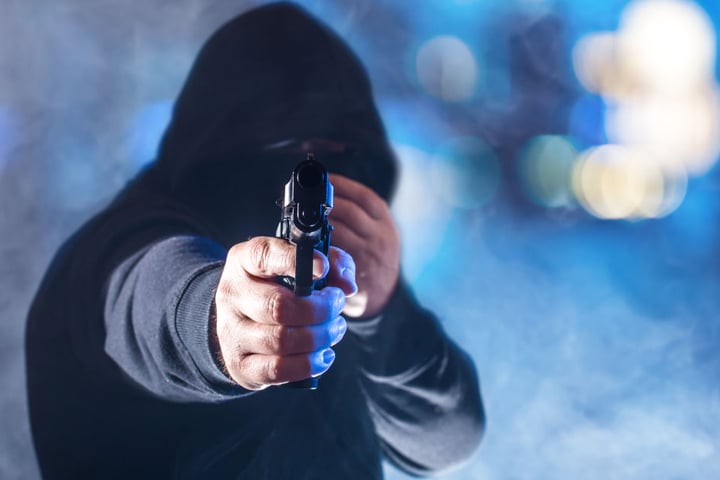 Der Täter bedrohte den Tankwart mit einer Pistole (Symbolbild).