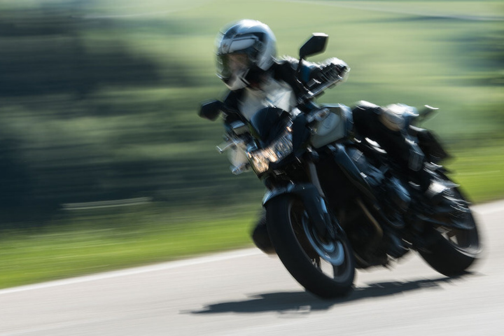 Ein Motorradfahrer verstarb bei einem schrecklichen Unfall in Dessau-Roßlau. (Symbolbild)