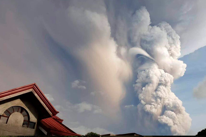 Der Vulkan "Taal" in der Philippinischen Provinz Cavite, südlich der Hauptstadt, spuckt während eines Ausbruchs eine riesige Rauchwolke in die Luft.