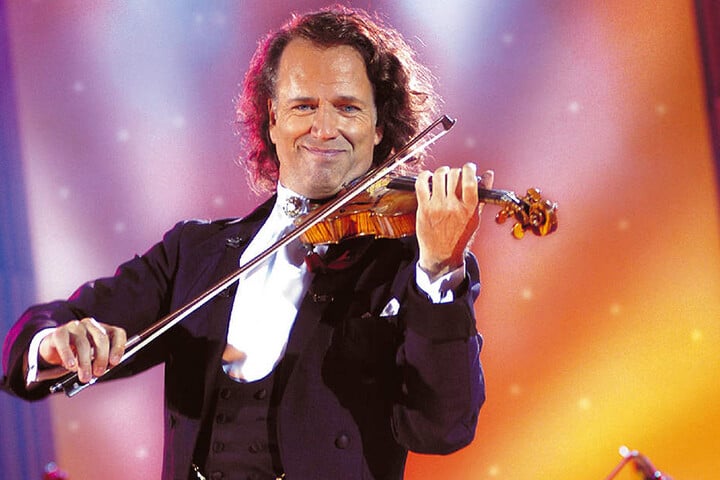 André Rieu (68) verzaubert mit seiner Geige die Konzertbesucher. Jetzt gibt es ihn auch aus Holz.