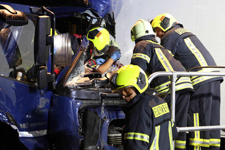 Mit schweren Verletzungen kam der Lkw-Fahrer ins Krankenhaus.