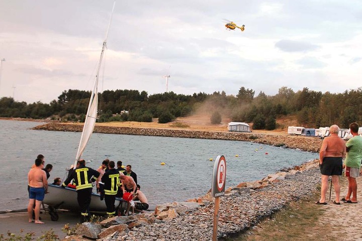 Geschafft! Als die Feuerwehr eintraf, war das Boot bereits wieder an Land.