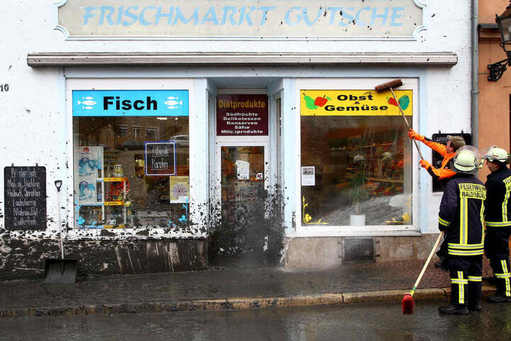 Die Feuerwehr half der Straßenmeisterei und dem Bauhof beim Reinigen der Straße.