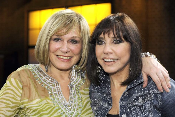 Mary Roos' Schwester Tina York (65, r.).