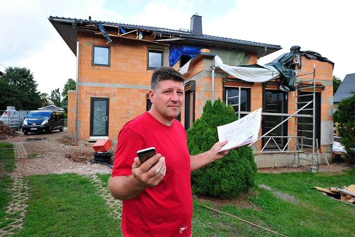 Künstlerpech! Ronny Roch (38) vor seinem zerstörten Haus. Inzwischen kann er
wieder etwas lachen.