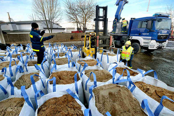 Schon im Vorfeld wurden Säcke mit Sand gefüllt, um einen Schutzwall zu errichten.