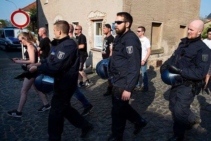 Polizisten sichern den Durchgang von Besuchern des Neonazi-Festivals.