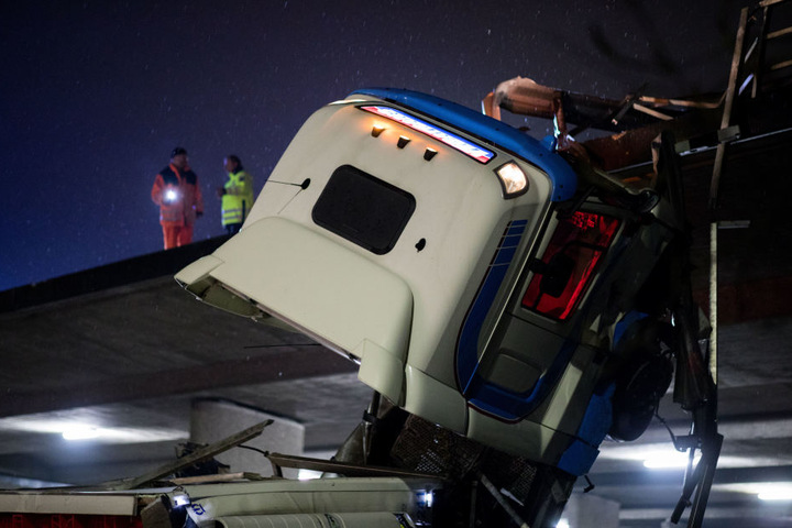 Der Fahrer hatte mehrere Schutzengel, er kam nur mit leichten Blessuren davon.