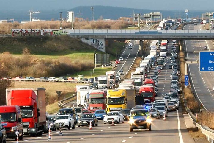 Auf der A4 ist derzeit nur eine Spur frei.