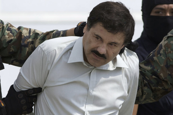 Der mexikanische Drogenboss Joaquin "El Chapo" Guzman wird nach seiner Gefangennahme 2014 zu einem Hubschrauber geführt.