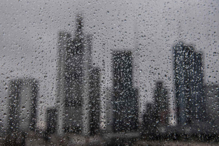 Auch die Frankfurter Skyline könnte am Wochenende im Regen versinken.
