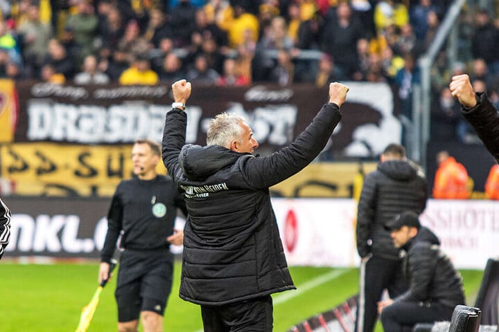Er jubelte und zog seinen Kopf aus der Schlinge: 96-Coach Mirko Slomka.