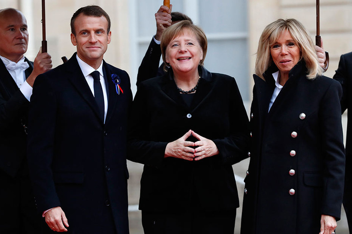 So ist's richtig: Emmanuel Macron neben Angela Merkel (M.) und Brigitte Macron.