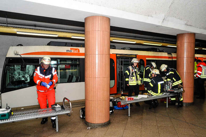 Die Bahn musste angehoben werden, um den Schwerverletzten zu bergen.