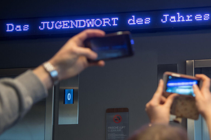 Auf einem Laufband erschien das Jugendwort über einem Newsticker in einem Hotel in München im letzten Jahr.