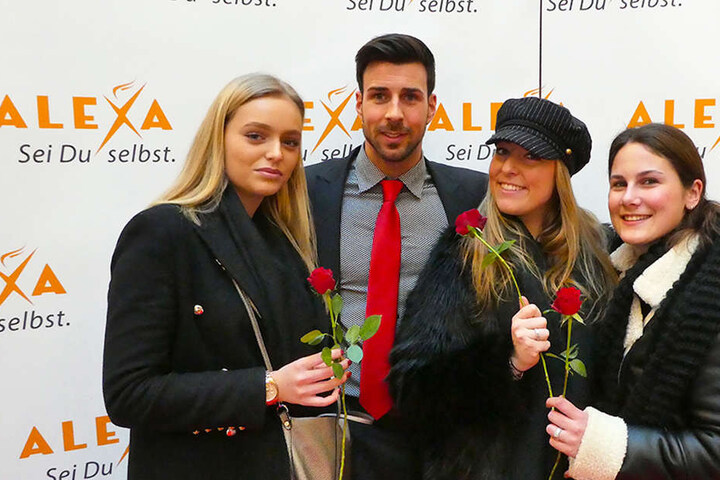 Neben Rosen verteilte der Ex-Bachelor auch viele Komplimente.