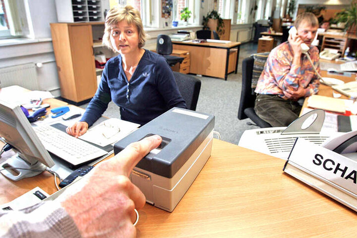 Im Bürgeramt der Stadt Chemnitz werden für die Ausstellung biometrischer Reisepässe Fingerabdrücke gescannt. Diese sensiblen Daten wollen die Behörden künftig besser schützen.