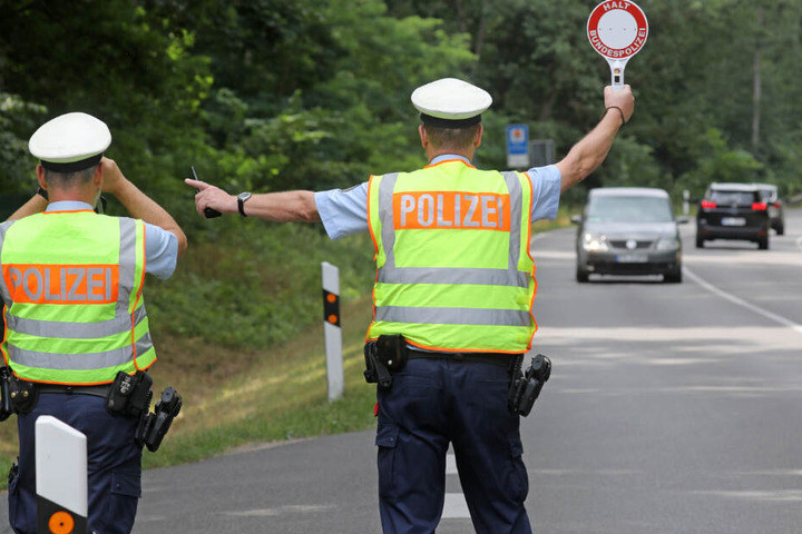 Bitte rausfahren. Die Polizisten zogen den Herren mehrfach innerhalb einer Woche aus dem Verkehr.
