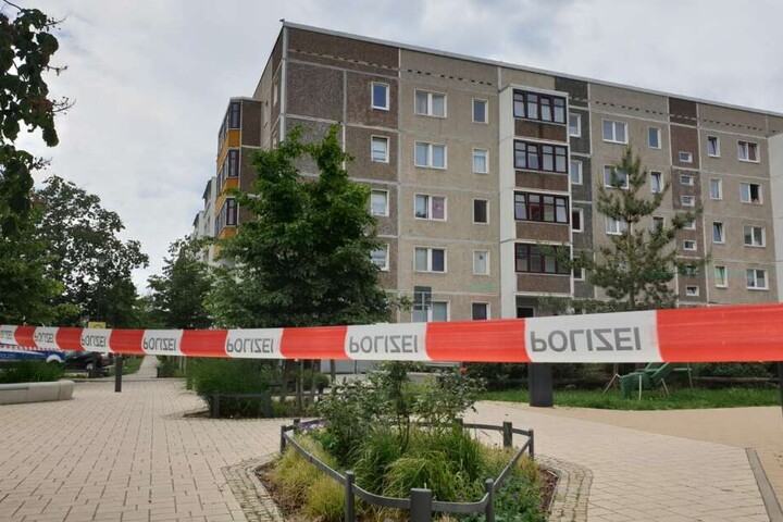 Die Polizei sperrte während der Suche nach der sechsjährigen Tuong Teile des Stadtteils nach Berichten vor Ort mit Flatterband ab.
