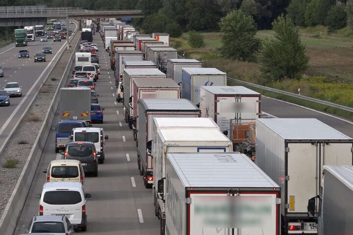 Nach dem Unfall bildete sich Stau.