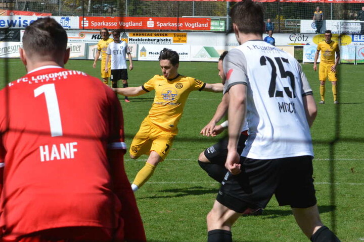 Nach einem Auerbacher Einwurf traf Amer Kadric zum 1:0 für die Gastgeber. Lok-Torhüter Christopher Hanf hat gegen den platzierten Ball keine Chance.
