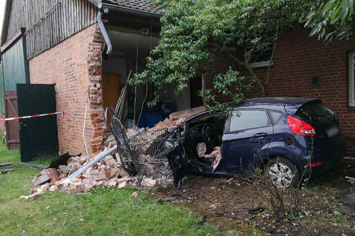Das Auto kam aus noch ungeklärter Ursache von der Straße ab und krachte in das Wohnhaus.