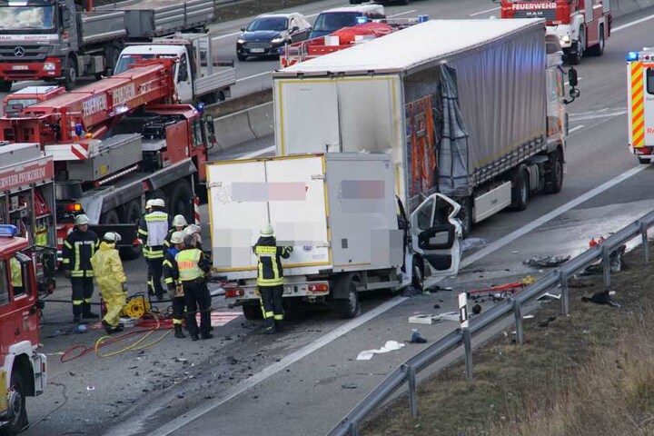 Die Flammen konnten durch hilfsbereite Verkehrsteilnehmer unter Kontrolle gebracht werden.