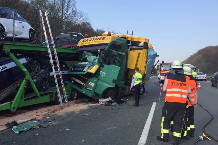 Der rechte Fahrstreifen ist nach dem Unfall dicht.