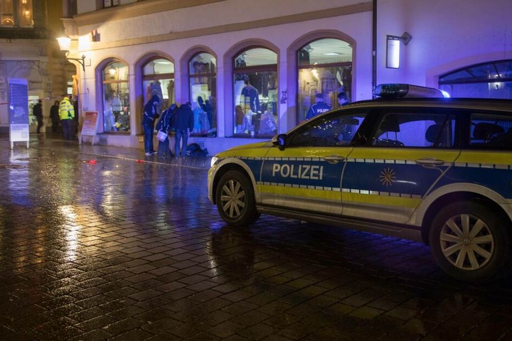 Die Polizei sicherte nach der Tat Spuren in der Petersstraße.