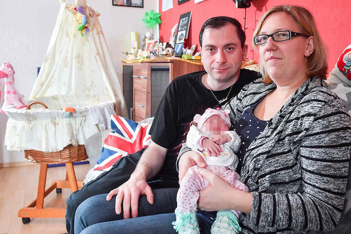 Papa Nico (33), Mama Denise (30) und ihr kleiner Sonnenschein: Den Namen von Lukas' Schwester wollen die glücklichen Eltern für sich behalten.