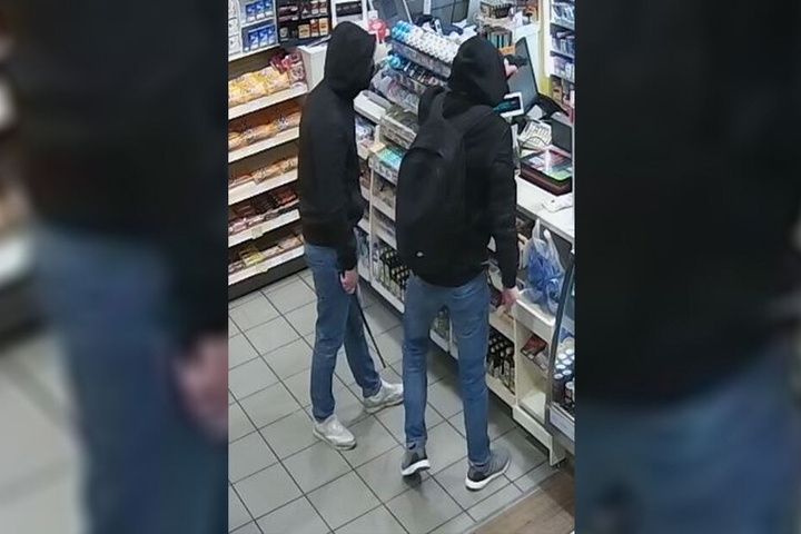 Die beiden Unbekannten überfielen eine Tankstelle in Dresden.