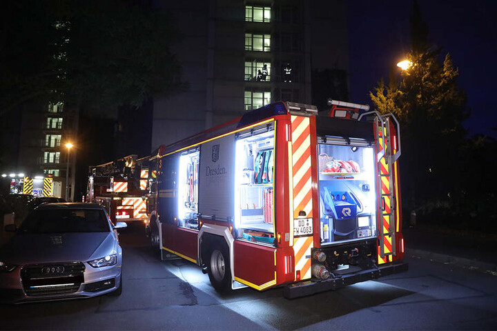 Mehrere Einsatzfahrzeuge stehen in der Rosenbergstraße.