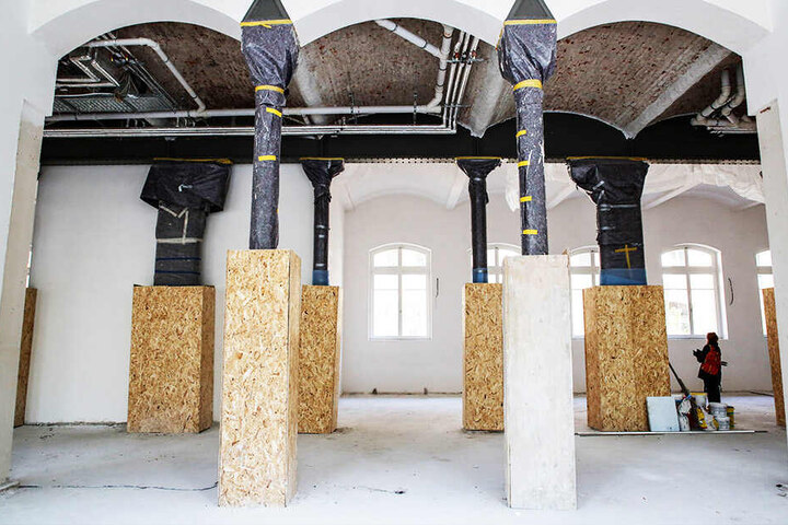 In diesem Flügelteil des Altbaus (einzige Fläche für ein Großraumbüro) blieben Gewölbe und alte Gussträger-Säulen erhalten.