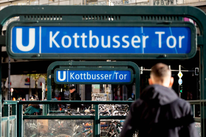 Ein 30-jähriger Iraner ist Ende Oktober vor einem Zug gestoßen worden. (Symbolbild)