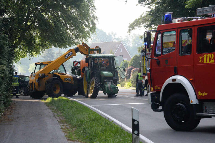 Ein Kran musste den Traktor wieder aufrichten.