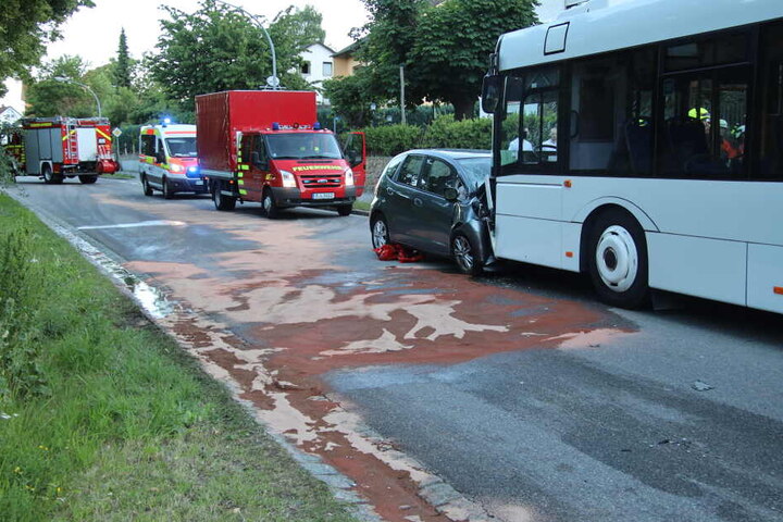 Mitten in der Ostschaft stieß die Frau frontal mit dem Bus zusammen.