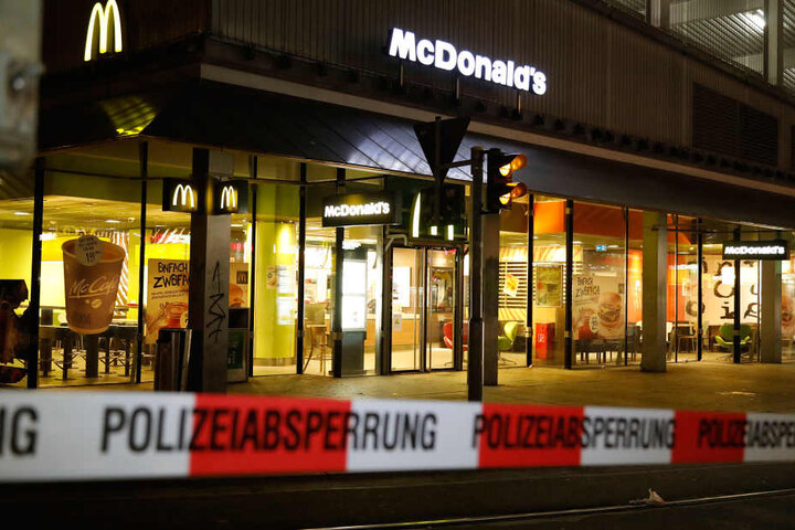 Die Filiale an der Zentralhaltestelle wurde evakuiert und weiträumig abgesperrt.