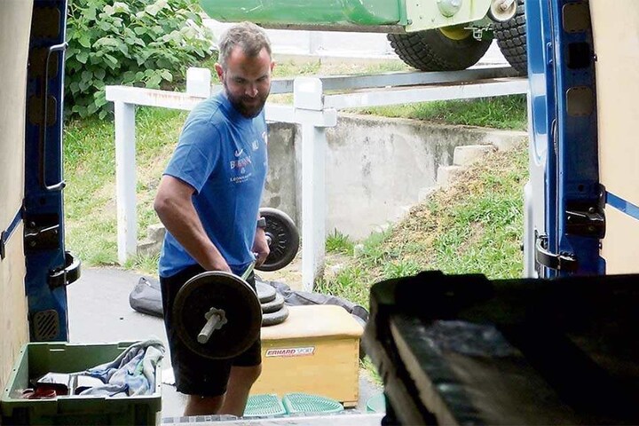 Da werden sich die Keeper aber freuen: Torwarttrainer Max Urwantschky nimmt auch Hanteln und Gewichte mit.