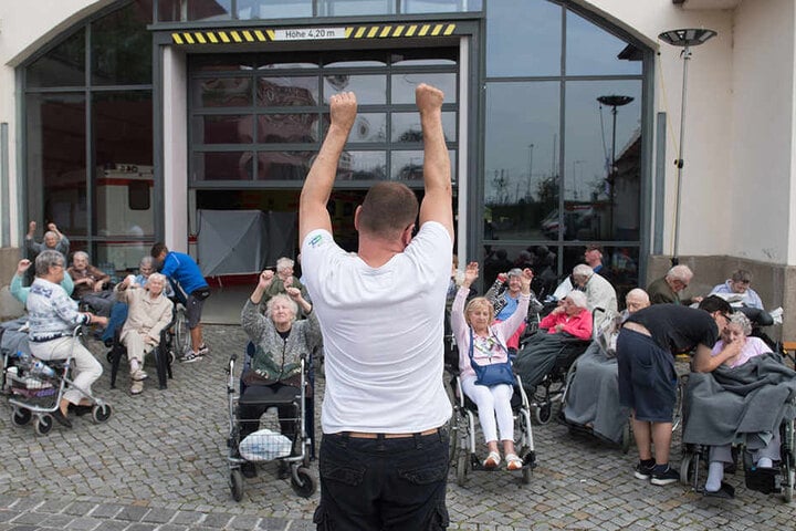 "Und hoch die Arme!": Damit sich die Senioren der betroffenen Pflegeheime nicht langweilen, gab es Frühsport für alle.